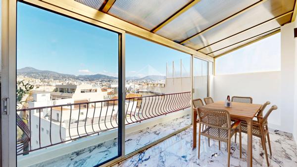 NICE - BAS BAUMETTES : MAGNIFIQUE 3 PIÈCES EN DERNIER ÉTAGE AVEC GRANDE TERRASSE