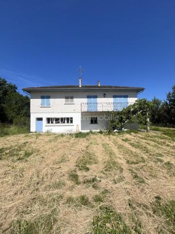 Vous rêvez d'espace, de tranquillité et d'un cadre de vie au plus près de la nature ?

Cette maison individuelle de 115 m² habitables située sur la commune de Gaillac, construite dans les années 70, vous séduira par son environnement privilégié et son remarquable terrain de 3 700 m², véritable écrin de verdure offrant calme, intimité et de nombreuses possibilités d'aménagement.

Dès l'arrivée, vous apprécierez le charme authentique de cette propriété et ses beaux volumes. La pièce de vie, chaleureuse et conviviale, s'articule autour d'une cheminée ouverte qui promet de belles soirées au coin du feu. Les larges ouvertures sur l'extérieur permettent de profiter pleinement de la vue sur le jardin et de la luminosité naturelle.

La maison offre un agencement fonctionnel et un beau potentiel pour créer un intérieur à votre image, tout en bénéficiant d'une base saine et d'espaces généreux.

Autre atout majeur : un sous-sol complet, idéal pour stationner plusieurs véhicules, aménager un atelier, créer des espaces de stockage ou développer de nouveaux projets selon vos besoins.

À l'extérieur, le vaste terrain constitue un véritable privilège. Jardin paysager, potager, espace de jeux, piscine ou projet familial : chacun pourra imaginer et concrétiser ses envies dans cet environnement préservé.

Chauffée au fioul, cette maison représente une belle opportunité pour les acquéreurs en quête d'un bien offrant espace, potentiel et qualité de vie.

Une propriété rare pour ceux qui recherchent le calme sans renoncer aux commodités.

Venez découvrir tout son potentiel et laissez-vous séduire par son cadre exceptionnel.