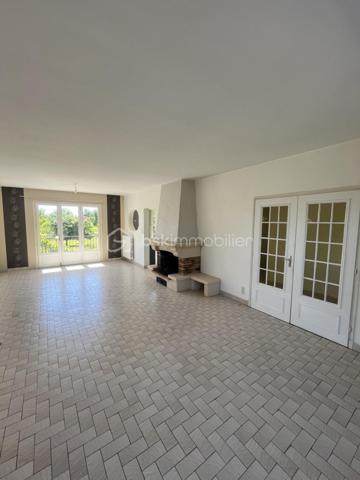 Vous rêvez d'espace, de tranquillité et d'un cadre de vie au plus près de la nature ?

Cette maison individuelle de 115 m² habitables située sur la commune de Gaillac, construite dans les années 70, vous séduira par son environnement privilégié et son remarquable terrain de 3 700 m², véritable écrin de verdure offrant calme, intimité et de nombreuses possibilités d'aménagement.

Dès l'arrivée, vous apprécierez le charme authentique de cette propriété et ses beaux volumes. La pièce de vie, chaleureuse et conviviale, s'articule autour d'une cheminée ouverte qui promet de belles soirées au coin du feu. Les larges ouvertures sur l'extérieur permettent de profiter pleinement de la vue sur le jardin et de la luminosité naturelle.

La maison offre un agencement fonctionnel et un beau potentiel pour créer un intérieur à votre image, tout en bénéficiant d'une base saine et d'espaces généreux.

Autre atout majeur : un sous-sol complet, idéal pour stationner plusieurs véhicules, aménager un atelier, créer des espaces de stockage ou développer de nouveaux projets selon vos besoins.

À l'extérieur, le vaste terrain constitue un véritable privilège. Jardin paysager, potager, espace de jeux, piscine ou projet familial : chacun pourra imaginer et concrétiser ses envies dans cet environnement préservé.

Chauffée au fioul, cette maison représente une belle opportunité pour les acquéreurs en quête d'un bien offrant espace, potentiel et qualité de vie.

Une propriété rare pour ceux qui recherchent le calme sans renoncer aux commodités.

Venez découvrir tout son potentiel et laissez-vous séduire par son cadre exceptionnel.