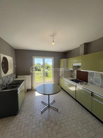 Vous rêvez d'espace, de tranquillité et d'un cadre de vie au plus près de la nature ?

Cette maison individuelle de 115 m² habitables située sur la commune de Gaillac, construite dans les années 70, vous séduira par son environnement privilégié et son remarquable terrain de 3 700 m², véritable écrin de verdure offrant calme, intimité et de nombreuses possibilités d'aménagement.

Dès l'arrivée, vous apprécierez le charme authentique de cette propriété et ses beaux volumes. La pièce de vie, chaleureuse et conviviale, s'articule autour d'une cheminée ouverte qui promet de belles soirées au coin du feu. Les larges ouvertures sur l'extérieur permettent de profiter pleinement de la vue sur le jardin et de la luminosité naturelle.

La maison offre un agencement fonctionnel et un beau potentiel pour créer un intérieur à votre image, tout en bénéficiant d'une base saine et d'espaces généreux.

Autre atout majeur : un sous-sol complet, idéal pour stationner plusieurs véhicules, aménager un atelier, créer des espaces de stockage ou développer de nouveaux projets selon vos besoins.

À l'extérieur, le vaste terrain constitue un véritable privilège. Jardin paysager, potager, espace de jeux, piscine ou projet familial : chacun pourra imaginer et concrétiser ses envies dans cet environnement préservé.

Chauffée au fioul, cette maison représente une belle opportunité pour les acquéreurs en quête d'un bien offrant espace, potentiel et qualité de vie.

Une propriété rare pour ceux qui recherchent le calme sans renoncer aux commodités.

Venez découvrir tout son potentiel et laissez-vous séduire par son cadre exceptionnel.