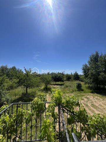 Vous rêvez d'espace, de tranquillité et d'un cadre de vie au plus près de la nature ?

Cette maison individuelle de 115 m² habitables située sur la commune de Gaillac, construite dans les années 70, vous séduira par son environnement privilégié et son remarquable terrain de 3 700 m², véritable écrin de verdure offrant calme, intimité et de nombreuses possibilités d'aménagement.

Dès l'arrivée, vous apprécierez le charme authentique de cette propriété et ses beaux volumes. La pièce de vie, chaleureuse et conviviale, s'articule autour d'une cheminée ouverte qui promet de belles soirées au coin du feu. Les larges ouvertures sur l'extérieur permettent de profiter pleinement de la vue sur le jardin et de la luminosité naturelle.

La maison offre un agencement fonctionnel et un beau potentiel pour créer un intérieur à votre image, tout en bénéficiant d'une base saine et d'espaces généreux.

Autre atout majeur : un sous-sol complet, idéal pour stationner plusieurs véhicules, aménager un atelier, créer des espaces de stockage ou développer de nouveaux projets selon vos besoins.

À l'extérieur, le vaste terrain constitue un véritable privilège. Jardin paysager, potager, espace de jeux, piscine ou projet familial : chacun pourra imaginer et concrétiser ses envies dans cet environnement préservé.

Chauffée au fioul, cette maison représente une belle opportunité pour les acquéreurs en quête d'un bien offrant espace, potentiel et qualité de vie.

Une propriété rare pour ceux qui recherchent le calme sans renoncer aux commodités.

Venez découvrir tout son potentiel et laissez-vous séduire par son cadre exceptionnel.
