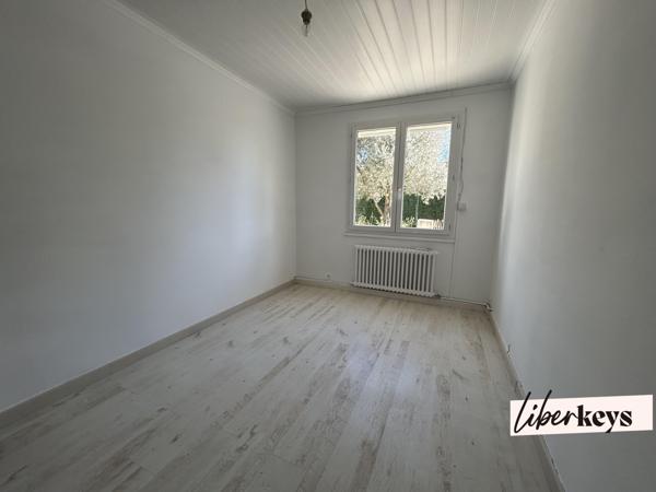 Maison 5 chambres à Carpentras, quartier Terres Blanches, avec garage et piscine