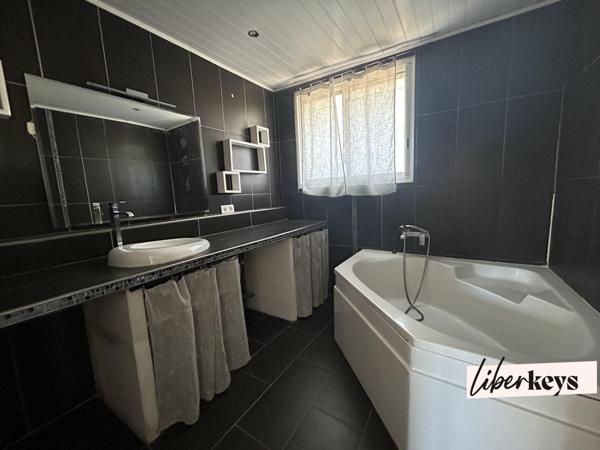 Maison 5 chambres à Carpentras, quartier Terres Blanches, avec garage et piscine