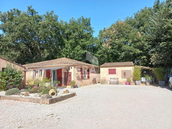 A VENDRE 83670 BARJOLS MAISON DE CAMPAGNE TYPE 6 DE 240M2 SUR 3932 M2 DE TERRAIN PISCINE DEUX APPARTEMENTS