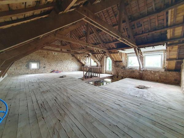 LONGERES A RENOVER  ET HANGAR