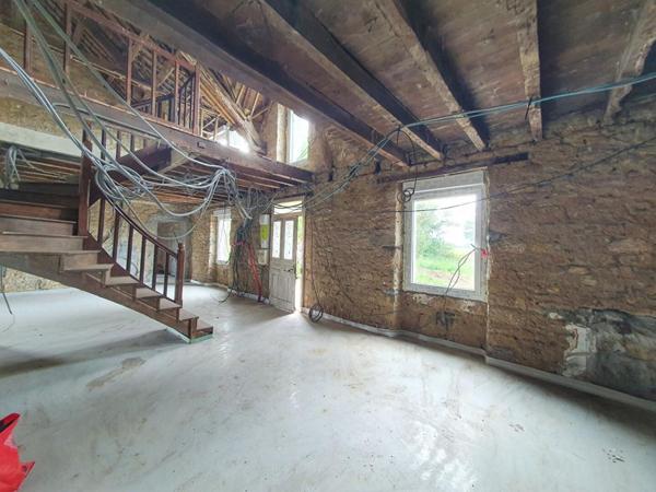 LONGERES A RENOVER  ET HANGAR