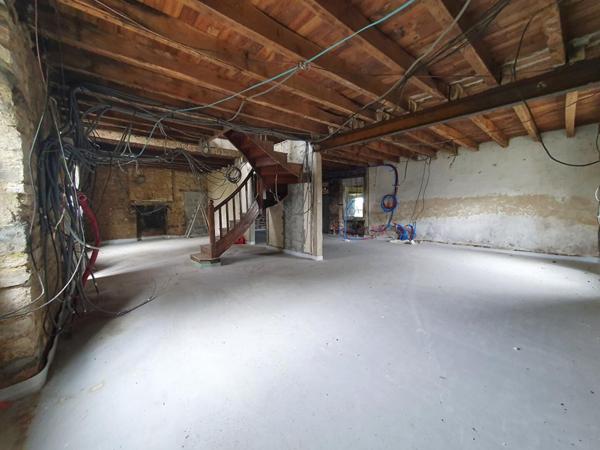 LONGERES A RENOVER  ET HANGAR