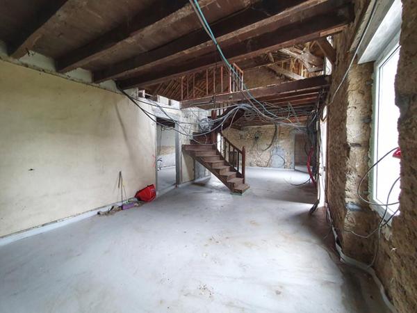 LONGERES A RENOVER  ET HANGAR