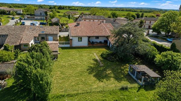 Maison familiale avec espace et potentiel.
