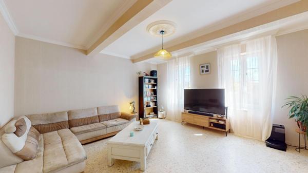 Maison familiale avec espace et potentiel.