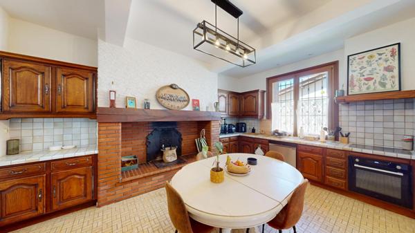 Maison familiale avec espace et potentiel.