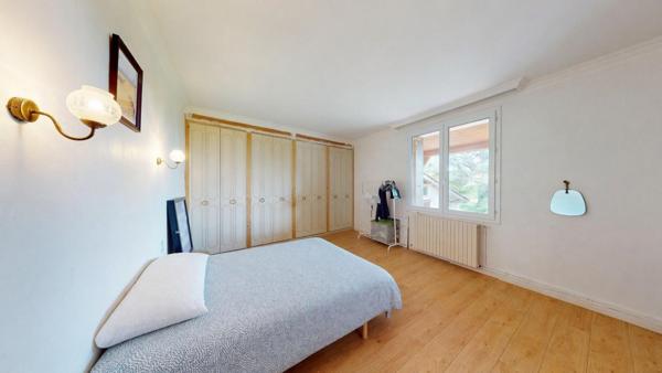 Maison familiale avec espace et potentiel.