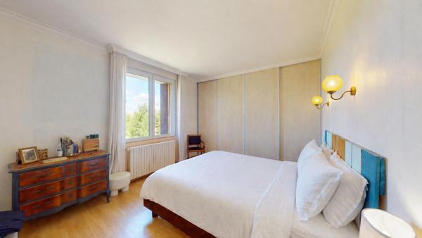 Maison familiale avec espace et potentiel.