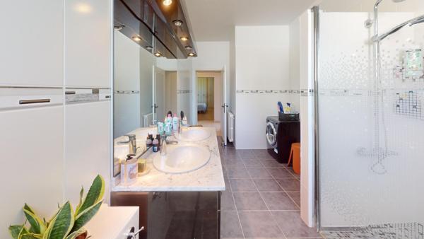 Maison familiale avec espace et potentiel.