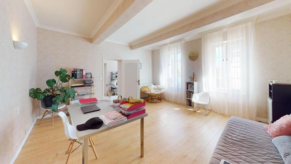 Maison familiale avec espace et potentiel.