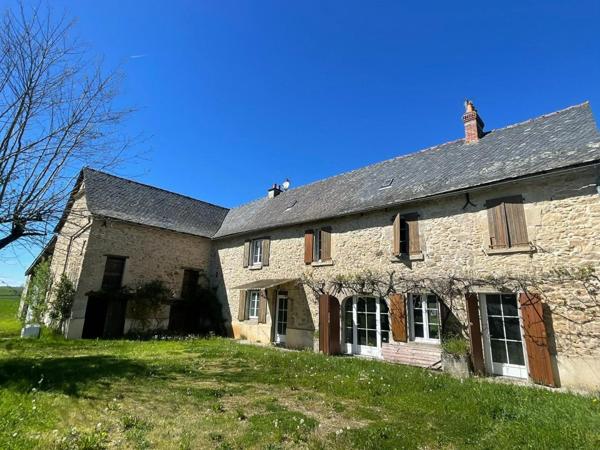 Située à moins de 3km de toutes commodités , 25mn de Rodez et de Villefranche de Rouergue, cette jolie propriété offre un cadre de vie paisible.