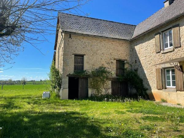 Située à moins de 3km de toutes commodités , 25mn de Rodez et de Villefranche de Rouergue, cette jolie propriété offre un cadre de vie paisible.
