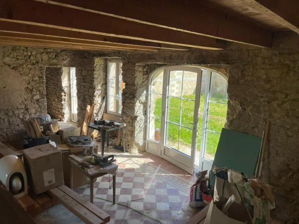 Située à moins de 3km de toutes commodités , 25mn de Rodez et de Villefranche de Rouergue, cette jolie propriété offre un cadre de vie paisible.