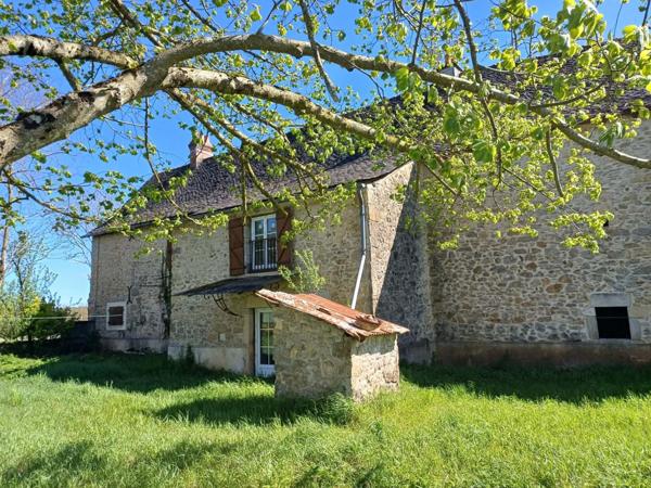 Située à moins de 3km de toutes commodités , 25mn de Rodez et de Villefranche de Rouergue, cette jolie propriété offre un cadre de vie paisible.