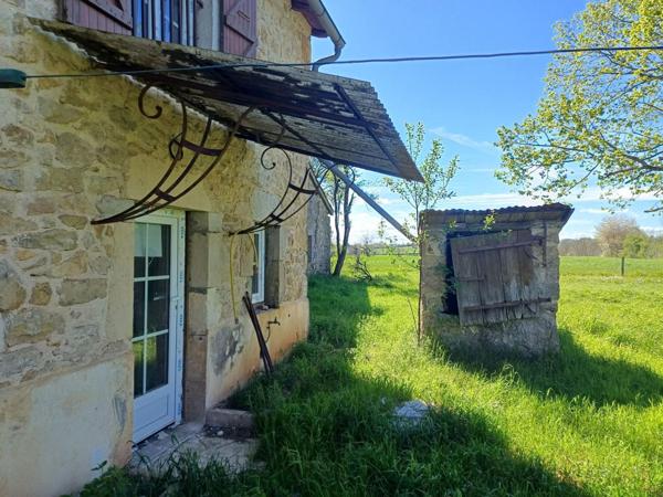 Située à moins de 3km de toutes commodités , 25mn de Rodez et de Villefranche de Rouergue, cette jolie propriété offre un cadre de vie paisible.