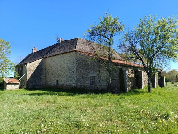 Située à moins de 3km de toutes commodités , 25mn de Rodez et de Villefranche de Rouergue, cette jolie propriété offre un cadre de vie paisible.
