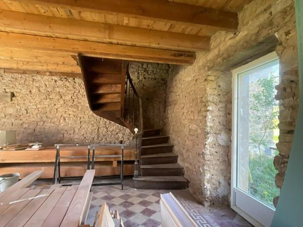 Située à moins de 3km de toutes commodités , 25mn de Rodez et de Villefranche de Rouergue, cette jolie propriété offre un cadre de vie paisible.