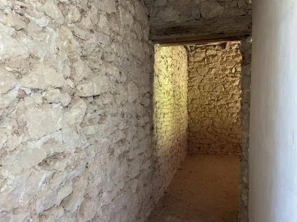Située à moins de 3km de toutes commodités , 25mn de Rodez et de Villefranche de Rouergue, cette jolie propriété offre un cadre de vie paisible.