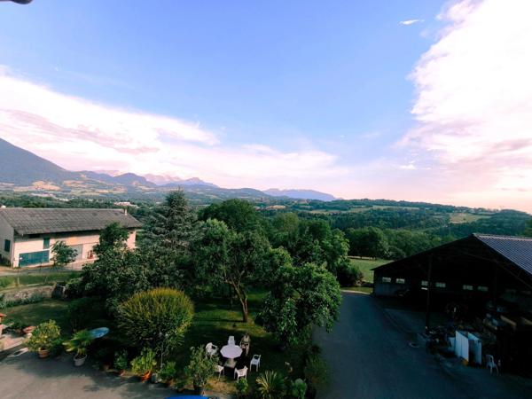 Dernier étage pour ce grand T4 de 147m2 dans une résidence securisée au bout d'une impasse