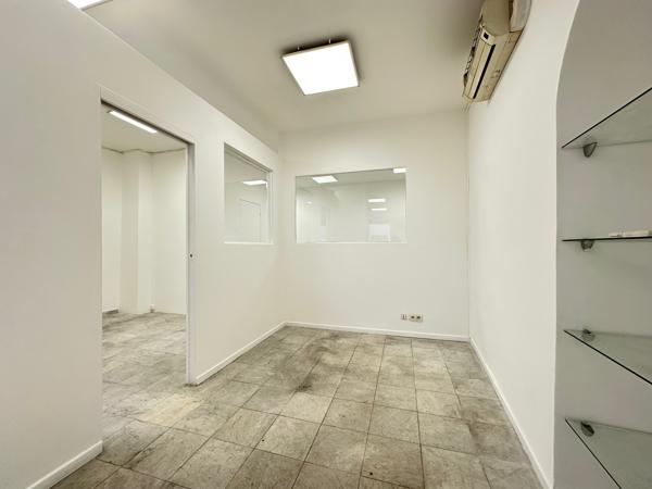 75002 - SENTIER - MURS DE BOUTIQUE LIBRES