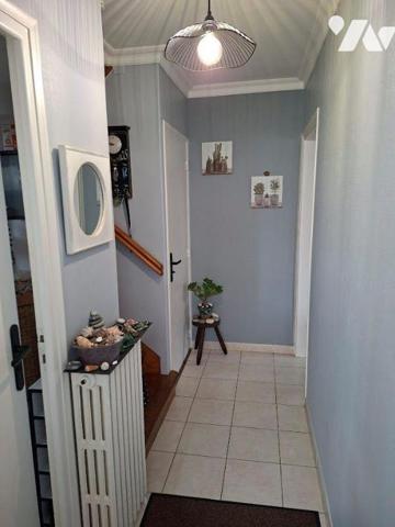 Maison d'habitation composée d'un SAS véranda, entrée, WC, salle d'eau (douche, vasque), salon/...