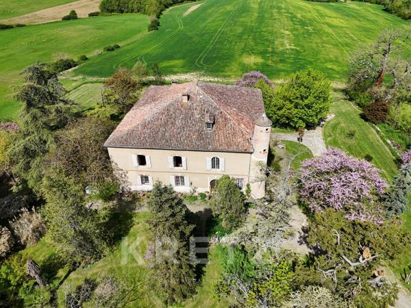 Propriété rare : château XVIIIe, parc de 2 ha et donjon insolite