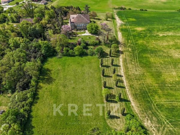 Propriété rare : château XVIIIe, parc de 2 ha et donjon insolite