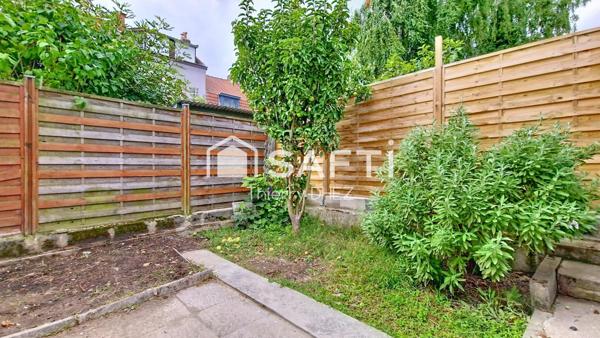 Maison de ville de 101m² avec 4 chambres, un extérieur couvert et un jardinet de 27m² bien exposé