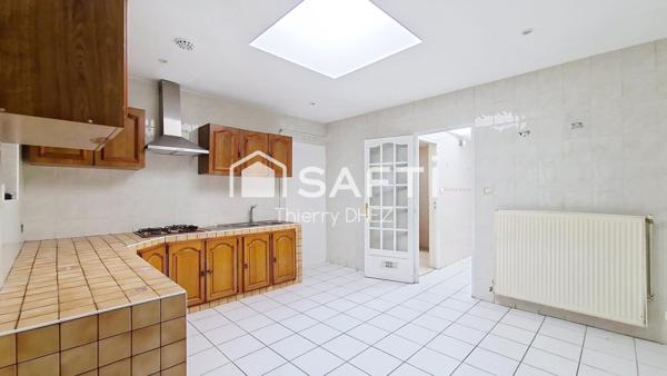 Maison de ville de 101m² avec 4 chambres, un extérieur couvert et un jardinet de 27m² bien exposé