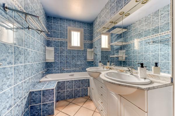 VERNAISON DOMAINE DES CÈDRES Maison familiale de caractère de 160 m2 avec piscine intérieure