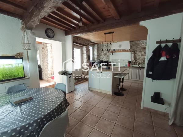 MAISON DE VILLAGE ATYPIQUE, RENOVEE