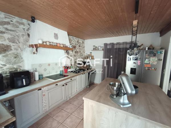 MAISON DE VILLAGE ATYPIQUE, RENOVEE