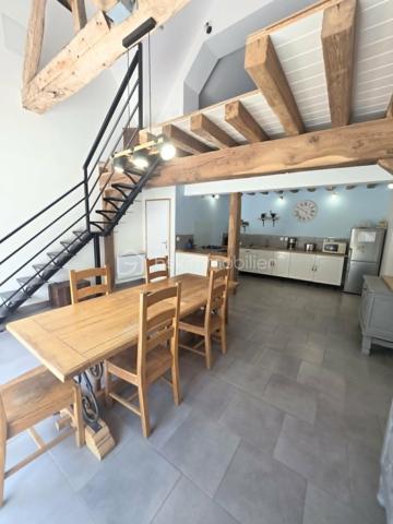 Dans un environnement bucolique et paisible, à proximité du Perche et à 20 minutes de l'Aigle et de sa gare reliant Paris Montparnasse, sur la commune du Merlerault-Le Pin, découvrez cette charmante longère pleine de caractère.
La maison s'ouvre sur une vaste et lumineuse pièce de vie avec cuisine aménagée et équipée, offrant un espace convivial et chaleureux. Un cellier complète ce niveau. À l'étage, une mezzanine accueille une chambre mansardée aux beaux volumes. Vous serez immédiatement séduit par l'authenticité de cette partie de la maison, sublimée par sa charpente apparente et sa belle luminosité. Un potentiel d'agrandissement est également envisageable avec la création d'un espace de jeux ou d'une salle de bains afin d'aménager une véritable suite parentale.
L'autre aile de la maison dessert un dressing, une salle d'eau équipée d'une douche à l'italienne, des WC indépendants ainsi qu'un salon agrémenté d'un poêle à granulés (installation à revoir). À l'étage, un escalier dédoublé mène à deux chambres mansardées indépendantes.
À l'extérieur, vous profiterez d'un garage bétonné doté d'une porte motorisée. Le terrain entièrement clos d'environ 600 m², équipé d'un portail électrique, constitue un véritable havre de paix où il fait bon se ressourcer.
Côté prestations : électricité récente, production d'énergie assurée par des panneaux solaires. L'assainissement est fonctionnel mais reste à mettre en conformité.
Un bien plein de charme, idéal pour les amoureux de la nature et de l'authenticité.
À VISITER SANS TARDER