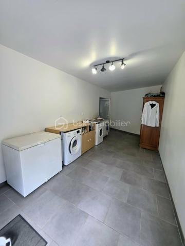 Dans un environnement bucolique et paisible, à proximité du Perche et à 20 minutes de l'Aigle et de sa gare reliant Paris Montparnasse, sur la commune du Merlerault-Le Pin, découvrez cette charmante longère pleine de caractère.
La maison s'ouvre sur une vaste et lumineuse pièce de vie avec cuisine aménagée et équipée, offrant un espace convivial et chaleureux. Un cellier complète ce niveau. À l'étage, une mezzanine accueille une chambre mansardée aux beaux volumes. Vous serez immédiatement séduit par l'authenticité de cette partie de la maison, sublimée par sa charpente apparente et sa belle luminosité. Un potentiel d'agrandissement est également envisageable avec la création d'un espace de jeux ou d'une salle de bains afin d'aménager une véritable suite parentale.
L'autre aile de la maison dessert un dressing, une salle d'eau équipée d'une douche à l'italienne, des WC indépendants ainsi qu'un salon agrémenté d'un poêle à granulés (installation à revoir). À l'étage, un escalier dédoublé mène à deux chambres mansardées indépendantes.
À l'extérieur, vous profiterez d'un garage bétonné doté d'une porte motorisée. Le terrain entièrement clos d'environ 600 m², équipé d'un portail électrique, constitue un véritable havre de paix où il fait bon se ressourcer.
Côté prestations : électricité récente, production d'énergie assurée par des panneaux solaires. L'assainissement est fonctionnel mais reste à mettre en conformité.
Un bien plein de charme, idéal pour les amoureux de la nature et de l'authenticité.
À VISITER SANS TARDER