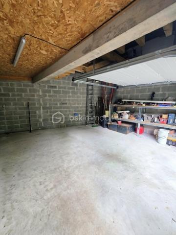 Dans un environnement bucolique et paisible, à proximité du Perche et à 20 minutes de l'Aigle et de sa gare reliant Paris Montparnasse, sur la commune du Merlerault-Le Pin, découvrez cette charmante longère pleine de caractère.
La maison s'ouvre sur une vaste et lumineuse pièce de vie avec cuisine aménagée et équipée, offrant un espace convivial et chaleureux. Un cellier complète ce niveau. À l'étage, une mezzanine accueille une chambre mansardée aux beaux volumes. Vous serez immédiatement séduit par l'authenticité de cette partie de la maison, sublimée par sa charpente apparente et sa belle luminosité. Un potentiel d'agrandissement est également envisageable avec la création d'un espace de jeux ou d'une salle de bains afin d'aménager une véritable suite parentale.
L'autre aile de la maison dessert un dressing, une salle d'eau équipée d'une douche à l'italienne, des WC indépendants ainsi qu'un salon agrémenté d'un poêle à granulés (installation à revoir). À l'étage, un escalier dédoublé mène à deux chambres mansardées indépendantes.
À l'extérieur, vous profiterez d'un garage bétonné doté d'une porte motorisée. Le terrain entièrement clos d'environ 600 m², équipé d'un portail électrique, constitue un véritable havre de paix où il fait bon se ressourcer.
Côté prestations : électricité récente, production d'énergie assurée par des panneaux solaires. L'assainissement est fonctionnel mais reste à mettre en conformité.
Un bien plein de charme, idéal pour les amoureux de la nature et de l'authenticité.
À VISITER SANS TARDER