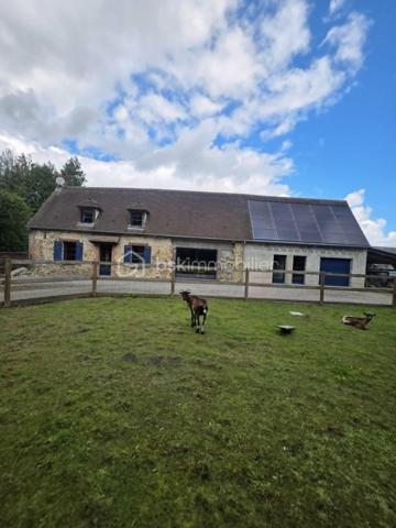 Dans un environnement bucolique et paisible, à proximité du Perche et à 20 minutes de l'Aigle et de sa gare reliant Paris Montparnasse, sur la commune du Merlerault-Le Pin, découvrez cette charmante longère pleine de caractère.
La maison s'ouvre sur une vaste et lumineuse pièce de vie avec cuisine aménagée et équipée, offrant un espace convivial et chaleureux. Un cellier complète ce niveau. À l'étage, une mezzanine accueille une chambre mansardée aux beaux volumes. Vous serez immédiatement séduit par l'authenticité de cette partie de la maison, sublimée par sa charpente apparente et sa belle luminosité. Un potentiel d'agrandissement est également envisageable avec la création d'un espace de jeux ou d'une salle de bains afin d'aménager une véritable suite parentale.
L'autre aile de la maison dessert un dressing, une salle d'eau équipée d'une douche à l'italienne, des WC indépendants ainsi qu'un salon agrémenté d'un poêle à granulés (installation à revoir). À l'étage, un escalier dédoublé mène à deux chambres mansardées indépendantes.
À l'extérieur, vous profiterez d'un garage bétonné doté d'une porte motorisée. Le terrain entièrement clos d'environ 600 m², équipé d'un portail électrique, constitue un véritable havre de paix où il fait bon se ressourcer.
Côté prestations : électricité récente, production d'énergie assurée par des panneaux solaires. L'assainissement est fonctionnel mais reste à mettre en conformité.
Un bien plein de charme, idéal pour les amoureux de la nature et de l'authenticité.
À VISITER SANS TARDER