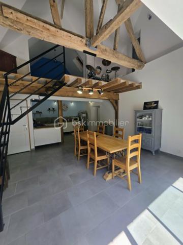 Dans un environnement bucolique et paisible, à proximité du Perche et à 20 minutes de l'Aigle et de sa gare reliant Paris Montparnasse, sur la commune du Merlerault-Le Pin, découvrez cette charmante longère pleine de caractère.
La maison s'ouvre sur une vaste et lumineuse pièce de vie avec cuisine aménagée et équipée, offrant un espace convivial et chaleureux. Un cellier complète ce niveau. À l'étage, une mezzanine accueille une chambre mansardée aux beaux volumes. Vous serez immédiatement séduit par l'authenticité de cette partie de la maison, sublimée par sa charpente apparente et sa belle luminosité. Un potentiel d'agrandissement est également envisageable avec la création d'un espace de jeux ou d'une salle de bains afin d'aménager une véritable suite parentale.
L'autre aile de la maison dessert un dressing, une salle d'eau équipée d'une douche à l'italienne, des WC indépendants ainsi qu'un salon agrémenté d'un poêle à granulés (installation à revoir). À l'étage, un escalier dédoublé mène à deux chambres mansardées indépendantes.
À l'extérieur, vous profiterez d'un garage bétonné doté d'une porte motorisée. Le terrain entièrement clos d'environ 600 m², équipé d'un portail électrique, constitue un véritable havre de paix où il fait bon se ressourcer.
Côté prestations : électricité récente, production d'énergie assurée par des panneaux solaires. L'assainissement est fonctionnel mais reste à mettre en conformité.
Un bien plein de charme, idéal pour les amoureux de la nature et de l'authenticité.
À VISITER SANS TARDER