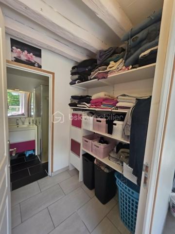 Dans un environnement bucolique et paisible, à proximité du Perche et à 20 minutes de l'Aigle et de sa gare reliant Paris Montparnasse, sur la commune du Merlerault-Le Pin, découvrez cette charmante longère pleine de caractère.
La maison s'ouvre sur une vaste et lumineuse pièce de vie avec cuisine aménagée et équipée, offrant un espace convivial et chaleureux. Un cellier complète ce niveau. À l'étage, une mezzanine accueille une chambre mansardée aux beaux volumes. Vous serez immédiatement séduit par l'authenticité de cette partie de la maison, sublimée par sa charpente apparente et sa belle luminosité. Un potentiel d'agrandissement est également envisageable avec la création d'un espace de jeux ou d'une salle de bains afin d'aménager une véritable suite parentale.
L'autre aile de la maison dessert un dressing, une salle d'eau équipée d'une douche à l'italienne, des WC indépendants ainsi qu'un salon agrémenté d'un poêle à granulés (installation à revoir). À l'étage, un escalier dédoublé mène à deux chambres mansardées indépendantes.
À l'extérieur, vous profiterez d'un garage bétonné doté d'une porte motorisée. Le terrain entièrement clos d'environ 600 m², équipé d'un portail électrique, constitue un véritable havre de paix où il fait bon se ressourcer.
Côté prestations : électricité récente, production d'énergie assurée par des panneaux solaires. L'assainissement est fonctionnel mais reste à mettre en conformité.
Un bien plein de charme, idéal pour les amoureux de la nature et de l'authenticité.
À VISITER SANS TARDER
