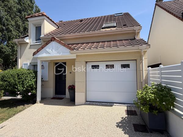 A DECOUVRIR SANS TARDER, cette charmante maison individuelle de 100 M2  en lotissement dans un secteur recherché de la commune de BALLAINVILLIERS, entièrement mise au goût du jour. Elle vous séduira par ses prestations de qualité et son agencement fonctionnel.
Dès l'entrée avec placards, vous découvrirez une cuisine indépendante  avec verrière aménagée et équipée et un lumineux double séjour agrémenté d'une cheminée, offrant un accès direct à une agréable terrasse et au jardin clos.  Un store banne complète cet espace extérieur.
A l'étage, l'espace nuit se compose de trois belles chambres  dont une aménagée en dressing ainsi qu'une suite parentale avec salle d'eau, une deuxieme salle d'eau ains qu'un wc indépendant.
Les combles  ont été aménagés en  une salle de télévision, pouvant également accueillir une salle de jeux, un espace détente ou un bureau selon vos besoins.
Edifiée sur un terrain de 211 M2, cette maison ne nécessite aucun travaux.
Un garage avec buanderie complète ce bien.
Une opportunité rare à ne pas manquer.