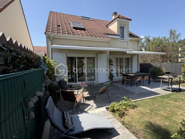 A DECOUVRIR SANS TARDER, cette charmante maison individuelle de 100 M2  en lotissement dans un secteur recherché de la commune de BALLAINVILLIERS, entièrement mise au goût du jour. Elle vous séduira par ses prestations de qualité et son agencement fonctionnel.
Dès l'entrée avec placards, vous découvrirez une cuisine indépendante  avec verrière aménagée et équipée et un lumineux double séjour agrémenté d'une cheminée, offrant un accès direct à une agréable terrasse et au jardin clos.  Un store banne complète cet espace extérieur.
A l'étage, l'espace nuit se compose de trois belles chambres  dont une aménagée en dressing ainsi qu'une suite parentale avec salle d'eau, une deuxieme salle d'eau ains qu'un wc indépendant.
Les combles  ont été aménagés en  une salle de télévision, pouvant également accueillir une salle de jeux, un espace détente ou un bureau selon vos besoins.
Edifiée sur un terrain de 211 M2, cette maison ne nécessite aucun travaux.
Un garage avec buanderie complète ce bien.
Une opportunité rare à ne pas manquer.