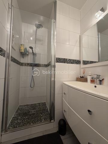 A DECOUVRIR SANS TARDER, cette charmante maison individuelle de 100 M2  en lotissement dans un secteur recherché de la commune de BALLAINVILLIERS, entièrement mise au goût du jour. Elle vous séduira par ses prestations de qualité et son agencement fonctionnel.
Dès l'entrée avec placards, vous découvrirez une cuisine indépendante  avec verrière aménagée et équipée et un lumineux double séjour agrémenté d'une cheminée, offrant un accès direct à une agréable terrasse et au jardin clos.  Un store banne complète cet espace extérieur.
A l'étage, l'espace nuit se compose de trois belles chambres  dont une aménagée en dressing ainsi qu'une suite parentale avec salle d'eau, une deuxieme salle d'eau ains qu'un wc indépendant.
Les combles  ont été aménagés en  une salle de télévision, pouvant également accueillir une salle de jeux, un espace détente ou un bureau selon vos besoins.
Edifiée sur un terrain de 211 M2, cette maison ne nécessite aucun travaux.
Un garage avec buanderie complète ce bien.
Une opportunité rare à ne pas manquer.