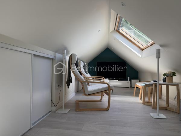 A DECOUVRIR SANS TARDER, cette charmante maison individuelle de 100 M2  en lotissement dans un secteur recherché de la commune de BALLAINVILLIERS, entièrement mise au goût du jour. Elle vous séduira par ses prestations de qualité et son agencement fonctionnel.
Dès l'entrée avec placards, vous découvrirez une cuisine indépendante  avec verrière aménagée et équipée et un lumineux double séjour agrémenté d'une cheminée, offrant un accès direct à une agréable terrasse et au jardin clos.  Un store banne complète cet espace extérieur.
A l'étage, l'espace nuit se compose de trois belles chambres  dont une aménagée en dressing ainsi qu'une suite parentale avec salle d'eau, une deuxieme salle d'eau ains qu'un wc indépendant.
Les combles  ont été aménagés en  une salle de télévision, pouvant également accueillir une salle de jeux, un espace détente ou un bureau selon vos besoins.
Edifiée sur un terrain de 211 M2, cette maison ne nécessite aucun travaux.
Un garage avec buanderie complète ce bien.
Une opportunité rare à ne pas manquer.