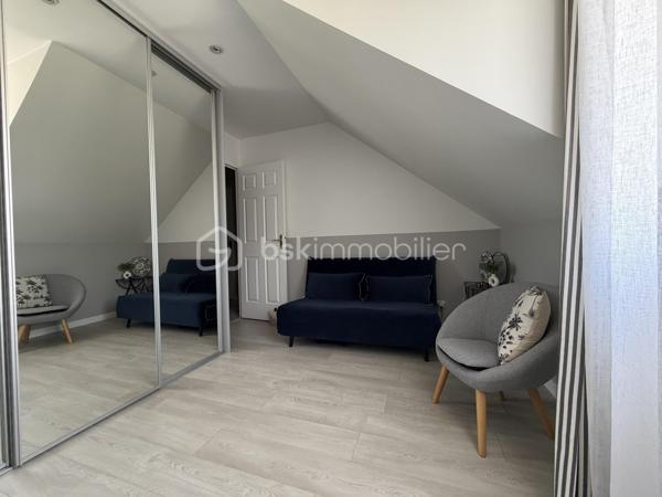 A DECOUVRIR SANS TARDER, cette charmante maison individuelle de 100 M2  en lotissement dans un secteur recherché de la commune de BALLAINVILLIERS, entièrement mise au goût du jour. Elle vous séduira par ses prestations de qualité et son agencement fonctionnel.
Dès l'entrée avec placards, vous découvrirez une cuisine indépendante  avec verrière aménagée et équipée et un lumineux double séjour agrémenté d'une cheminée, offrant un accès direct à une agréable terrasse et au jardin clos.  Un store banne complète cet espace extérieur.
A l'étage, l'espace nuit se compose de trois belles chambres  dont une aménagée en dressing ainsi qu'une suite parentale avec salle d'eau, une deuxieme salle d'eau ains qu'un wc indépendant.
Les combles  ont été aménagés en  une salle de télévision, pouvant également accueillir une salle de jeux, un espace détente ou un bureau selon vos besoins.
Edifiée sur un terrain de 211 M2, cette maison ne nécessite aucun travaux.
Un garage avec buanderie complète ce bien.
Une opportunité rare à ne pas manquer.