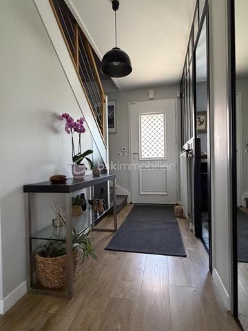 A DECOUVRIR SANS TARDER, cette charmante maison individuelle de 100 M2  en lotissement dans un secteur recherché de la commune de BALLAINVILLIERS, entièrement mise au goût du jour. Elle vous séduira par ses prestations de qualité et son agencement fonctionnel.
Dès l'entrée avec placards, vous découvrirez une cuisine indépendante  avec verrière aménagée et équipée et un lumineux double séjour agrémenté d'une cheminée, offrant un accès direct à une agréable terrasse et au jardin clos.  Un store banne complète cet espace extérieur.
A l'étage, l'espace nuit se compose de trois belles chambres  dont une aménagée en dressing ainsi qu'une suite parentale avec salle d'eau, une deuxieme salle d'eau ains qu'un wc indépendant.
Les combles  ont été aménagés en  une salle de télévision, pouvant également accueillir une salle de jeux, un espace détente ou un bureau selon vos besoins.
Edifiée sur un terrain de 211 M2, cette maison ne nécessite aucun travaux.
Un garage avec buanderie complète ce bien.
Une opportunité rare à ne pas manquer.