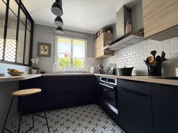A DECOUVRIR SANS TARDER, cette charmante maison individuelle de 100 M2  en lotissement dans un secteur recherché de la commune de BALLAINVILLIERS, entièrement mise au goût du jour. Elle vous séduira par ses prestations de qualité et son agencement fonctionnel.
Dès l'entrée avec placards, vous découvrirez une cuisine indépendante  avec verrière aménagée et équipée et un lumineux double séjour agrémenté d'une cheminée, offrant un accès direct à une agréable terrasse et au jardin clos.  Un store banne complète cet espace extérieur.
A l'étage, l'espace nuit se compose de trois belles chambres  dont une aménagée en dressing ainsi qu'une suite parentale avec salle d'eau, une deuxieme salle d'eau ains qu'un wc indépendant.
Les combles  ont été aménagés en  une salle de télévision, pouvant également accueillir une salle de jeux, un espace détente ou un bureau selon vos besoins.
Edifiée sur un terrain de 211 M2, cette maison ne nécessite aucun travaux.
Un garage avec buanderie complète ce bien.
Une opportunité rare à ne pas manquer.